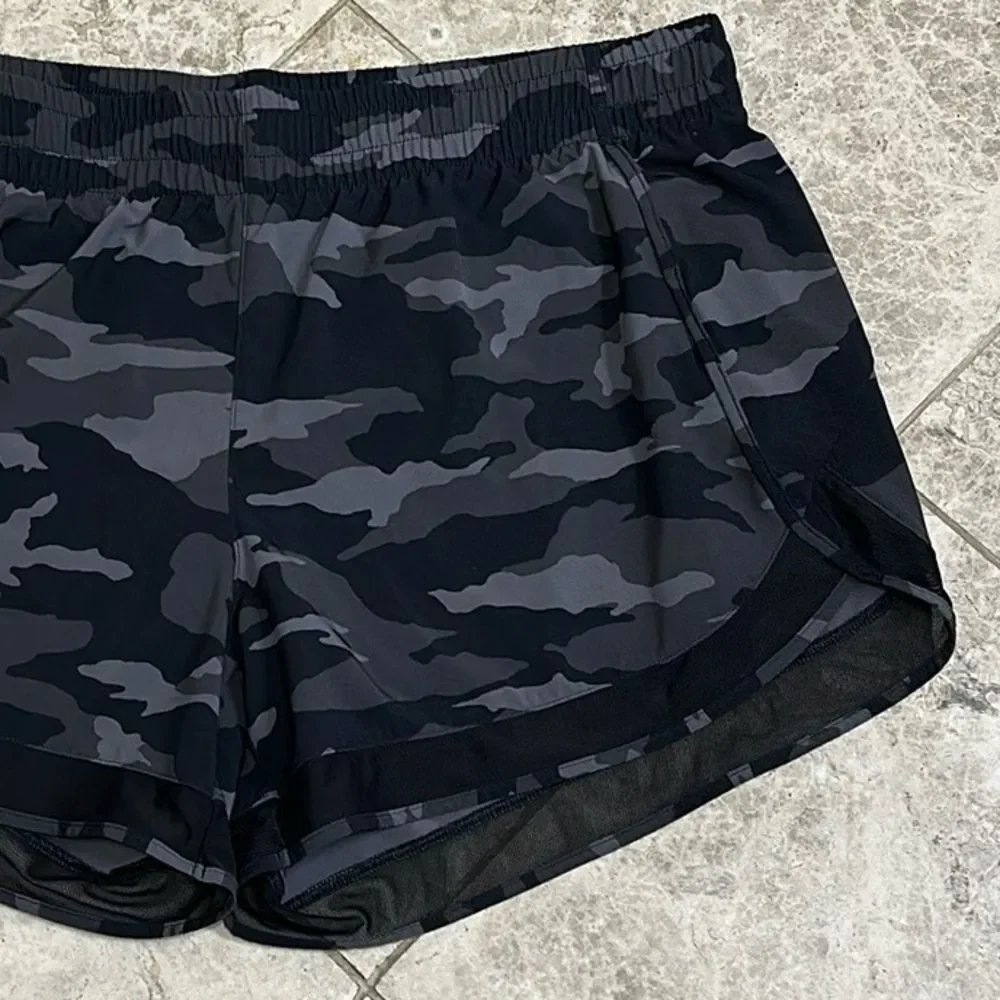 Athleta Racer Run Mid Rise Short 4” Black Camo Size Large